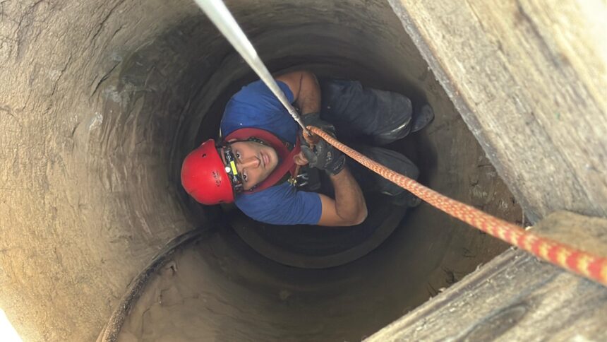 foto video s a dat alarma in valea nucarilor din judetul tulcea doi caini salvati dintr o fantana secata 687f9ad4ae2cf