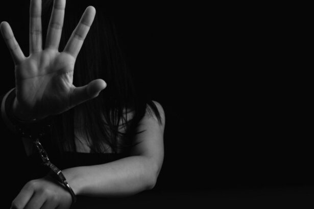 fratele racoleaza verisorul ia banii iar tatal sta de paza traficantii isi racoleaza victimele printre rude prieteni si vecini 688bcb11a6a39