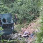 galerie foto accident grav in gorj doua persoane au murit iar patru au fost ranite dupa ce o autoutilitara s a prabusit intr o rapa 687ea69d1620c