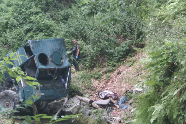 galerie foto accident grav in gorj doua persoane au murit iar patru au fost ranite dupa ce o autoutilitara s a prabusit intr o rapa 687ea69d1620c