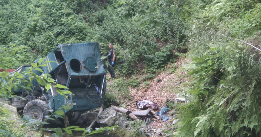 galerie foto accident grav in gorj doua persoane au murit iar patru au fost ranite dupa ce o autoutilitara s a prabusit intr o rapa 687ea69d1620c