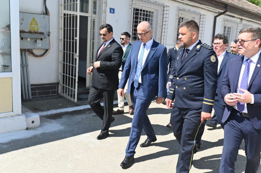 galerie foto ministrul justitiei prezent la penitenciarul poarta alba la inaugurarea unor spatii noi de detentie 687a3f888782e
