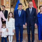 galerie foto nicusor dan cu familia in timpul vizitei oficiale in austria seful statului si partenera sa au participat la un spectacol de opera 6885d549b3355