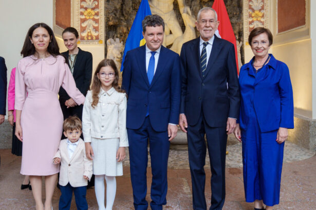 galerie foto nicusor dan cu familia in timpul vizitei oficiale in austria seful statului si partenera sa au participat la un spectacol de opera 6885d549b3355