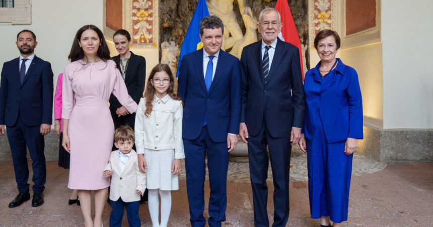 galerie foto nicusor dan cu familia in timpul vizitei oficiale in austria seful statului si partenera sa au participat la un spectacol de opera 6885d549b3355