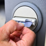 Guvernul Greciei elimină toate comisioanele pentru retrageri de numerar de la bancomate: „Când regulile nu sunt respectate, intervenim” 2 guvernul greciei elimina toate comisioanele pentru retrageri de numerar de la bancomate cand regulile nu sunt respectate intervenim 688090891e14e