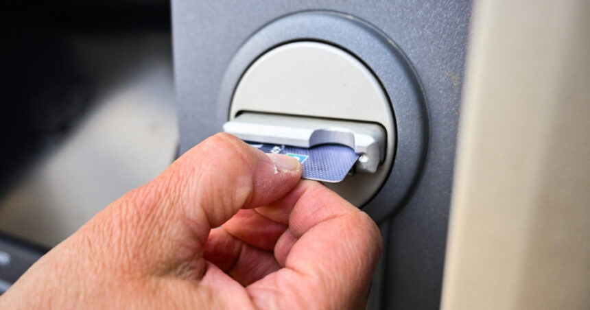 Guvernul Greciei elimină toate comisioanele pentru retrageri de numerar de la bancomate: „Când regulile nu sunt respectate, intervenim” 1 guvernul greciei elimina toate comisioanele pentru retrageri de numerar de la bancomate cand regulile nu sunt respectate intervenim 688090891e14e