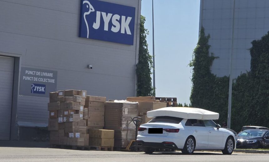 Imagini INCREDIBILE în Constanța: posesor al unui Audi surprins cu salteaua pe autoturism 1 imagini incredibile in constanta posesor unui audi surprins cu salteaua pe masina 68723b5c77eef