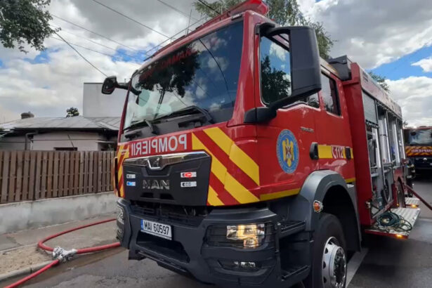 incendiu la mai multe locuinte din sectorul 1 al capitalei pompierii avertizeaza ca focul s ar putea extinde la cladirile invecinate 686fc73047183