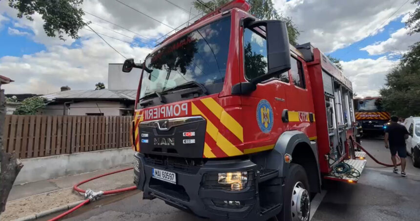 incendiu la mai multe locuinte din sectorul 1 al capitalei pompierii avertizeaza ca focul s ar putea extinde la cladirile invecinate 686fc73047183