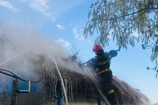 incendiu violent la o locuinta din comuna cerchezu pompierii intervin cu mai multe echipaje pentru stingerea focului 6867ede33c700