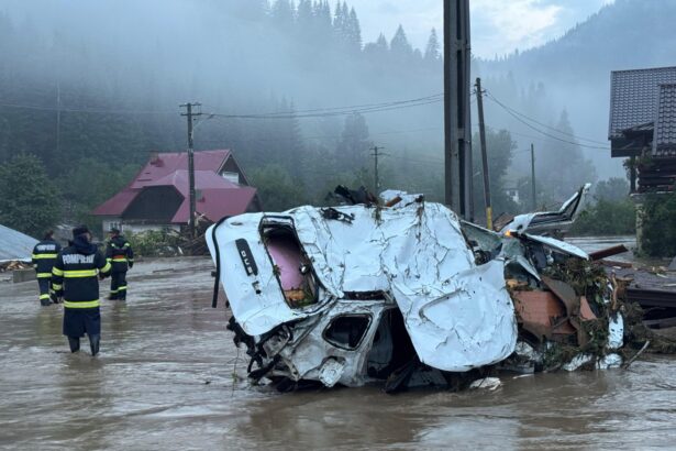 inundatii devastatoare in mai multe judete din romania o persoana a murit sute de evacuati poduri avariate drumuri surpate 688728695c76a