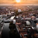 Investitorii români au investit 1,8 miliarde de euro în achiziții imobiliare în ultimii 10 ani, de nouă ori mai mult decât în deceniul anterior. 3 investitorii romani au alocat pentru achizitii imobiliare 18 miliarde de euro in ultimii 10 ani de noua ori mai mult decat in deceniul precedent 6888c3c2c09c3