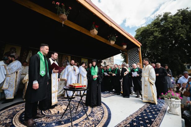 legamant de credinta la hramul catedralei arhiepiscopale din constanta absolventii teologiei au depus juramantul in fata ierarhului si a credinciosilor 6863fce658f7c