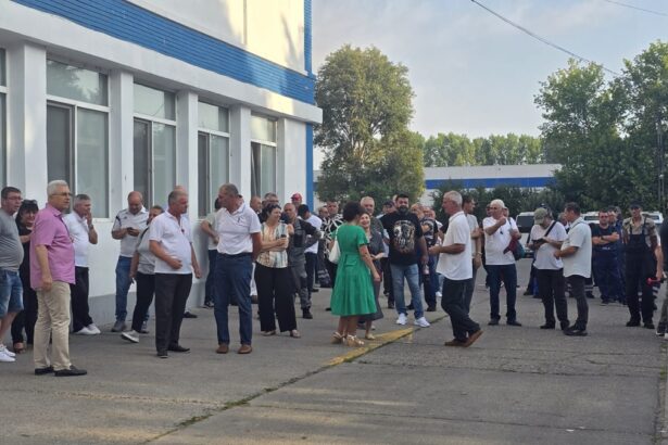 live foto video sute de angajati ai companiei de transport ct bus in protest rectificarea bugetara nu rezolva situatia de aici spun oamenii 68870552f29a1