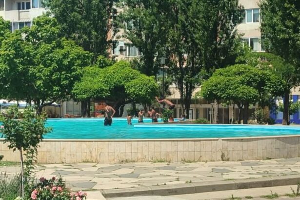 mai multi copii au fost surprinsi in timp ce se scaldau in fantana arteziana din piata farului din constanta 68823a590bff1
