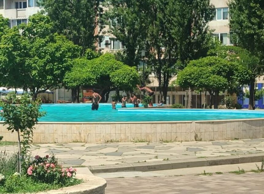 Mai mulți copii au fost surprinși în timp ce se scăldau în fântâna arteziană din Piața Farului, Constanța. 1 mai multi copii au fost surprinsi in timp ce se scaldau in fantana arteziana din piata farului din constanta 68823a590bff1