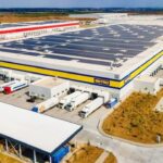 Metro România a încheiat un parteneriat cu E.ON pentru instalarea panourilor fotovoltaice pe acoperișurile magazinelor. 2 metro romania a semnat un parteneriat cu e on si demareaza un program de instalare de panouri fotovoltaice pe acoperisul magazinelor 686d2cc504a6e