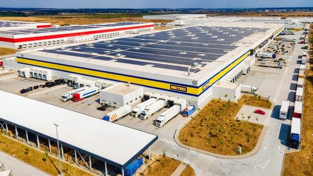 Metro România a încheiat un parteneriat cu E.ON pentru instalarea panourilor fotovoltaice pe acoperișurile magazinelor. 1 metro romania a semnat un parteneriat cu e on si demareaza un program de instalare de panouri fotovoltaice pe acoperisul magazinelor 686d2cc504a6e
