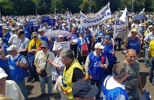 miting antiguvernamental in bucuresti protestatarii cer stoparea imediata a masurilor de austeritate 687f51076ffa2