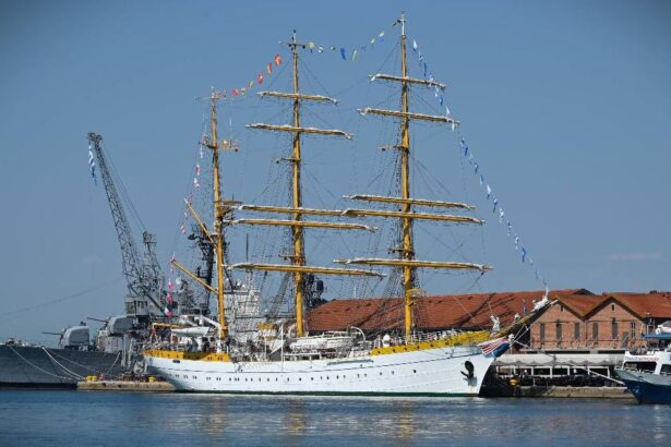 nava scoala mircea a fost atractia principala in portul salonic peste 1 300 de vizitatori au urcat la bordul velierului 687671f00e3a1