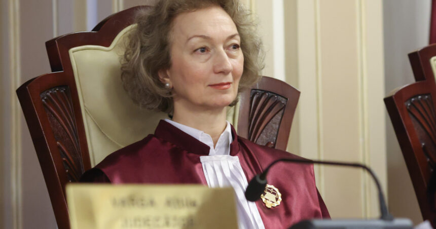 Alertă de Știri: Simina Tănăsescu devine prima femeie președinte al Curții Constituționale 1 news alert curtea constitutionala are un nou presedinte simina tanasescu e prima femeie care va conduce institutia 687383712b0ae