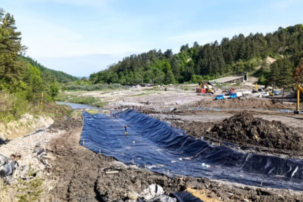 noua motopompe actioneaza in zona praid pentru ca apa sa nu ajunga la santierul de deviere a paraului corund 686ff868178f9
