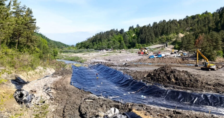 noua motopompe actioneaza in zona praid pentru ca apa sa nu ajunga la santierul de deviere a paraului corund 686ff868178f9