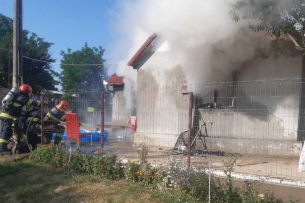 o femeie a fost gasita carbonizata intr o locuinta incendiata politia face cercetari 686cf11e24a0a
