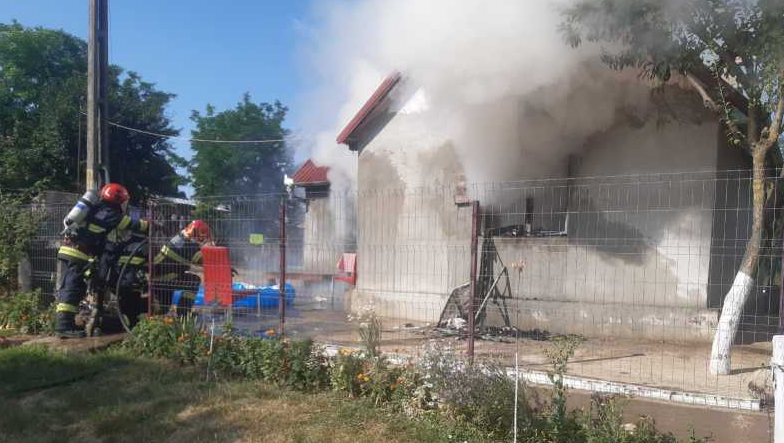 O femeie a fost găsită carbonizată într-o locuință în flăcări. Poliția efectuează investigații. 1 o femeie a fost gasita carbonizata intr o locuinta incendiata politia face cercetari 686cf11e24a0a
