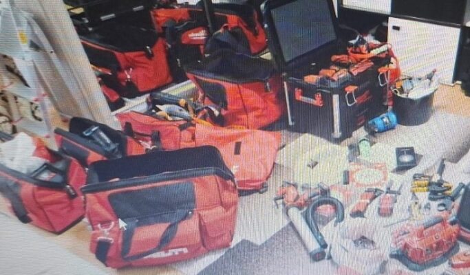 perchezitii in harsova in urma unor scandaluri cu sabii topoare si cutite 6878ee16e633c
