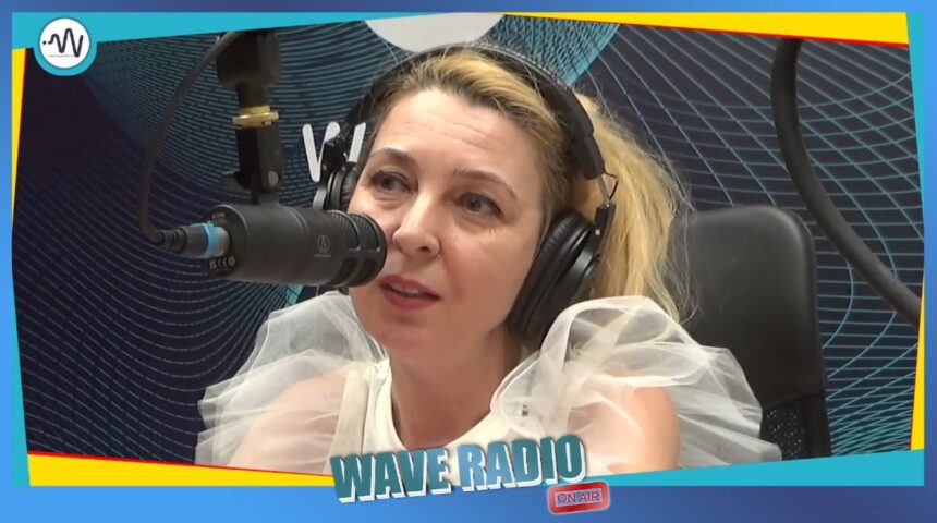 Poeta Amelia Stănescu, despre „Singurătăți de împrumut”, la WAVE RADIO 1 poeta amelia stanescu despre singuratati de imprumut la wave radio video 6876d9be49b0e