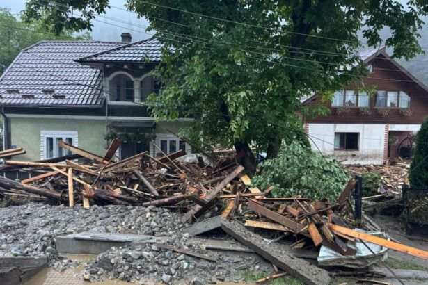 prefectul judetului suceava cere ong urilor sa nu mai colecteze alimente si apa pentru sinistrati avem nevoie de bani 688b8f4b3f29d