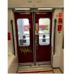 Primul tren electric nou al României, vandalizat la mai puțin de un an de la introducerea în circulație 3 primul tren electric nou al romaniei vandalizat la mai putin de un an de la introducerea in circulatie 6870a9e0b2c33