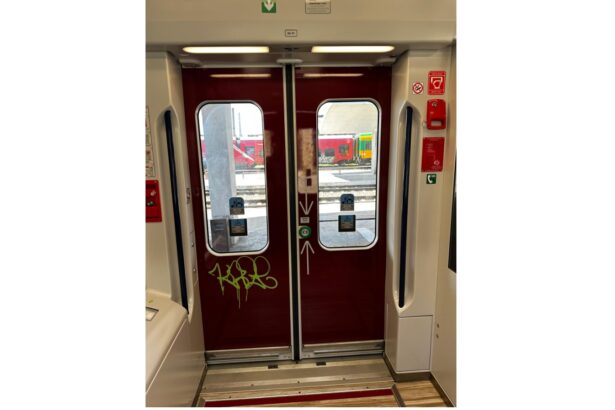 primul tren electric nou al romaniei vandalizat la mai putin de un an de la introducerea in circulatie 6870a9e0b2c33