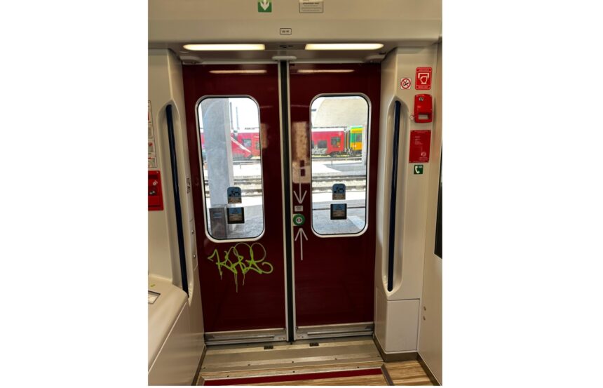 Primul tren electric nou al României, vandalizat la mai puțin de un an de la introducerea în circulație 1 primul tren electric nou al romaniei vandalizat la mai putin de un an de la introducerea in circulatie 6870a9e0b2c33
