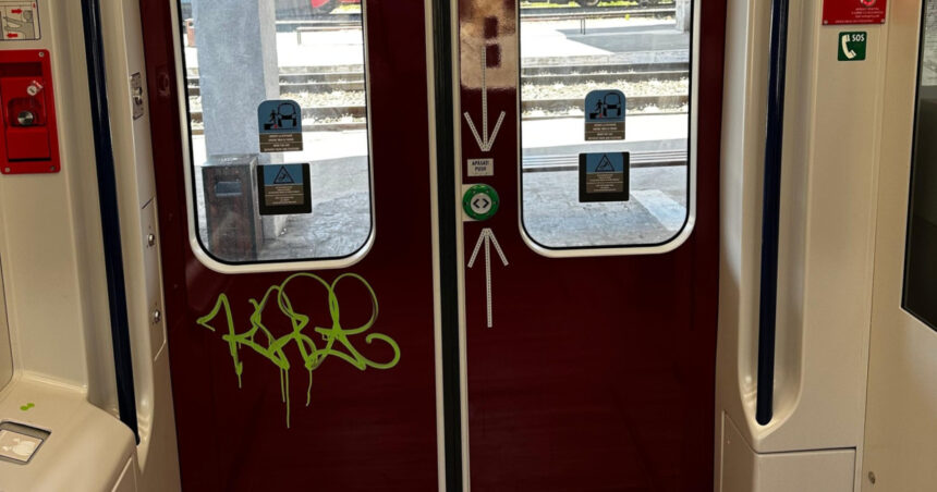 Primul tren electric nou din România, vandalizat. Ministerul Transporturilor: „Confortul depinde și de nivelul de civilizație” 1 primul tren electric nou din romania vandalizat ministerul transporturilor confortul depinde si de gradul de civilizatie 686ffe30adf81