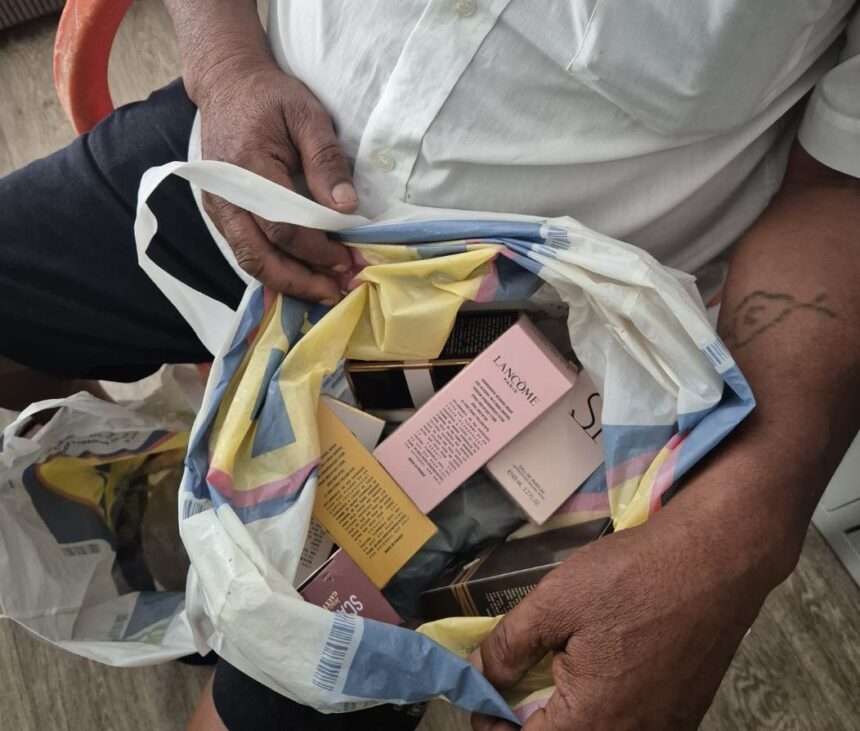 Prins în flagrant: Vindea parfumuri contrafăcute în fața unui hotel din Eforie Nord 1 prins in flagrant vindea parfumuri false in fata unui hotel din eforie nord 686e49a9c5878