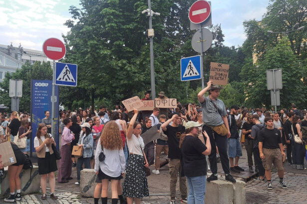 proteste la kiev furia creste in ucraina dupa ce zelenski a promulgat legea ce vizeaza reducerea puterii organismelor anticoruptie 6880619510120