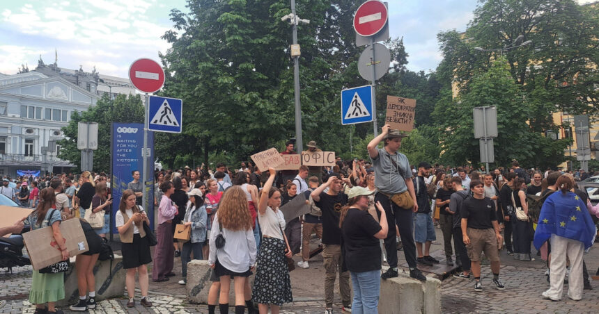 proteste la kiev furia creste in ucraina dupa ce zelenski a promulgat legea ce vizeaza reducerea puterii organismelor anticoruptie 6880619510120