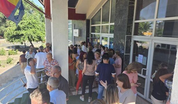 protestele spontane continua la anaf sindicatele strang randurile 686639fe00085