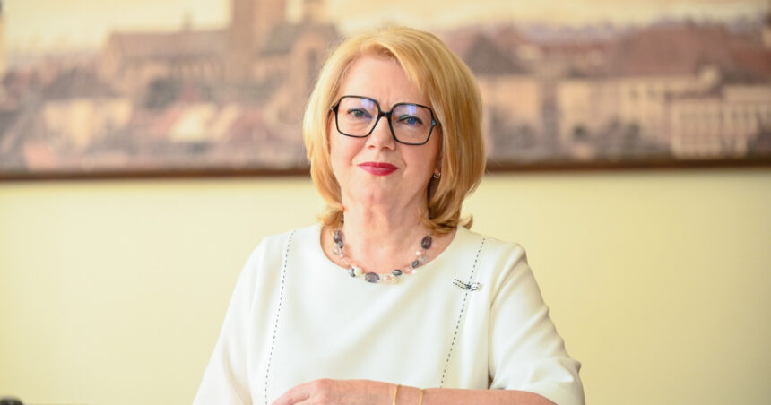 Reacția primarului Sibiului, Astrid Fodor, după dezvăluirile privind informațiile furnizate Securității: „Nu am fost colaborator” 1 reactia primarului sibiului astrid fodor dupa dezvaluirile ca a dat informatii la securitate nu am fost colaborator 6867fdd8d3eb5