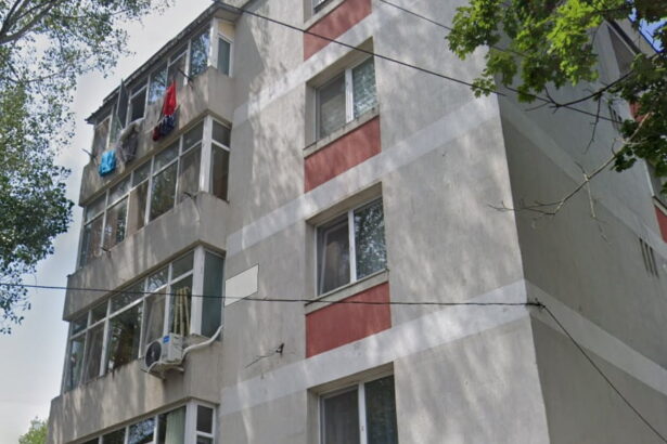 si a inchis balconul apartamentului cu tamplarie pvc fara a avea autorizatie iar acum trebuie sa desfiinteze tot 686b9f9e0ea4a