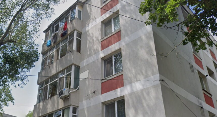 si a inchis balconul apartamentului cu tamplarie pvc fara a avea autorizatie iar acum trebuie sa desfiinteze tot 686b9f9e0ea4a