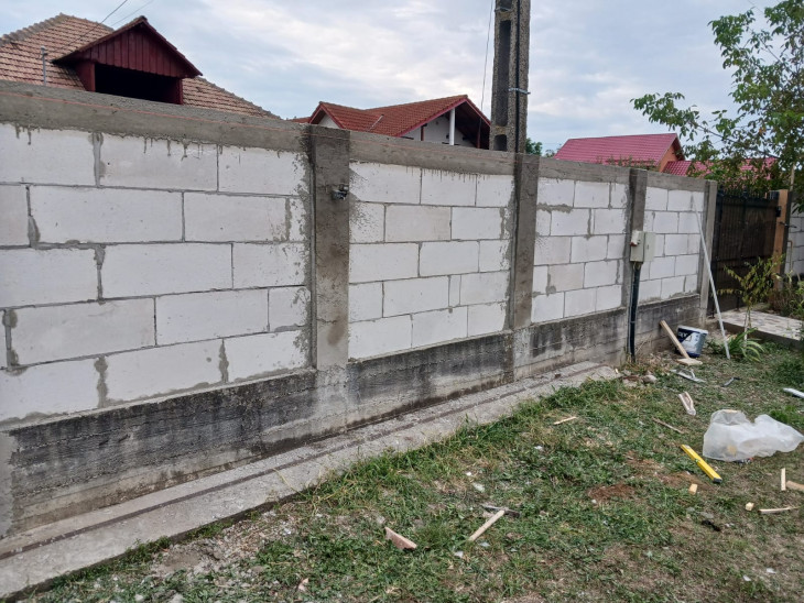 A renovat gardul și a construit o bucătărie de vară fără autorizație, fiind acum obligat să le demoleze. 1 si a schimbat vechiul gard si a construit o bucatarie de vara dar a uitat sa obtina autorizatie iar acum este obligat sa le darame 6888021c04cbe