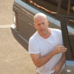 Starea lui Bruce Willis s-a deteriorat. Nu mai poate vorbi, citi sau merge și nu își mai amintește că este un cunoscut actor de film. 3 starea lui bruce willis s a agravat nu mai poate vorbi citi sau merge nu si mai aminteste ca este un celebru star de cinema 6882666a6639f
