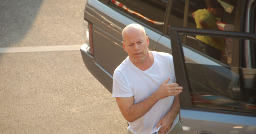 starea lui bruce willis s a agravat nu mai poate vorbi citi sau merge nu si mai aminteste ca este un celebru star de cinema 6882666a6639f