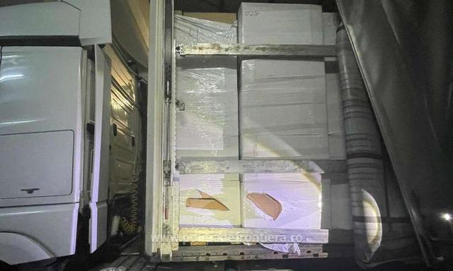 Țigări în valoare de aproape 6 milioane de lei, descoperite de polițiștii de frontieră din Giurgiu 1 tigari in valoare de aproape 6 milioane de lei gasite de politistii de frontiera de la giurgiu 687be58d41ca6