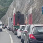 trafic blocat pe dn 6 in zona orsova din cauza unui incendiu de vegetatie produs pe versant cad pe sosea lemne aprinse si pietre 686d3ccd3788d