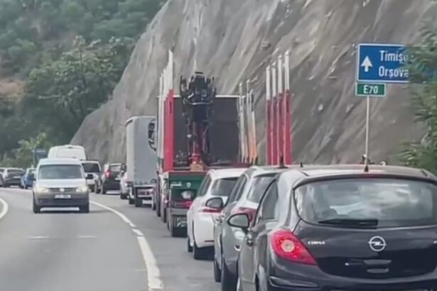 trafic blocat pe dn 6 in zona orsova din cauza unui incendiu de vegetatie produs pe versant cad pe sosea lemne aprinse si pietre 686d3ccd3788d